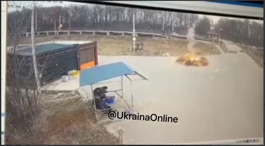 В селе под Киевом войска РФ обстреляли автобусную остановку, где находились люди (видео)