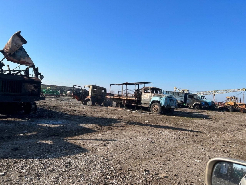 Оккупанты разгромили с вертолетов строительную базу в Николаевской области (фото)