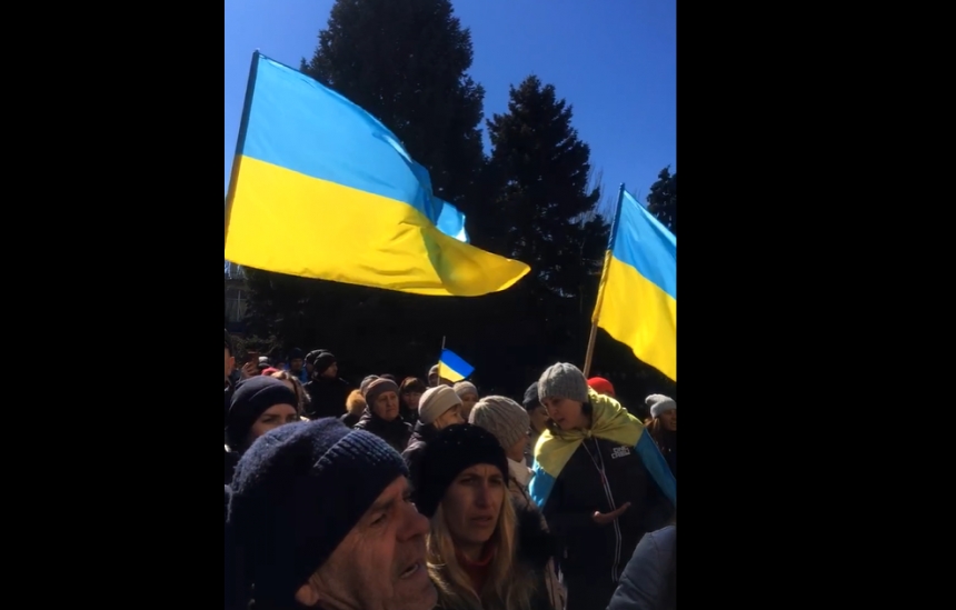 В Скадовске захватчики открыли огонь по протестующим, требовавшим отпустить мэра города (видео)