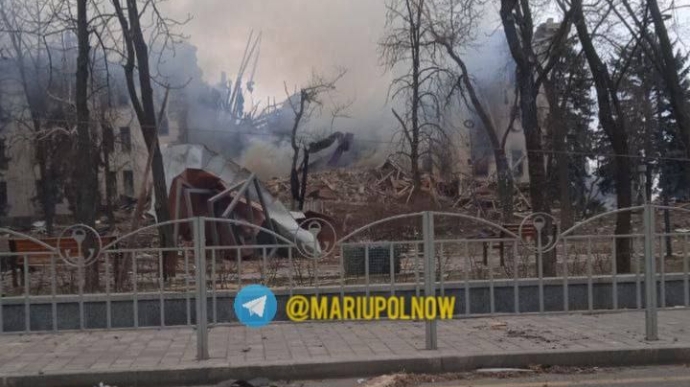 Оккупанты сбросили сверхмощную бомбу на драмтеатр Мариуполя - там находились сотни человек