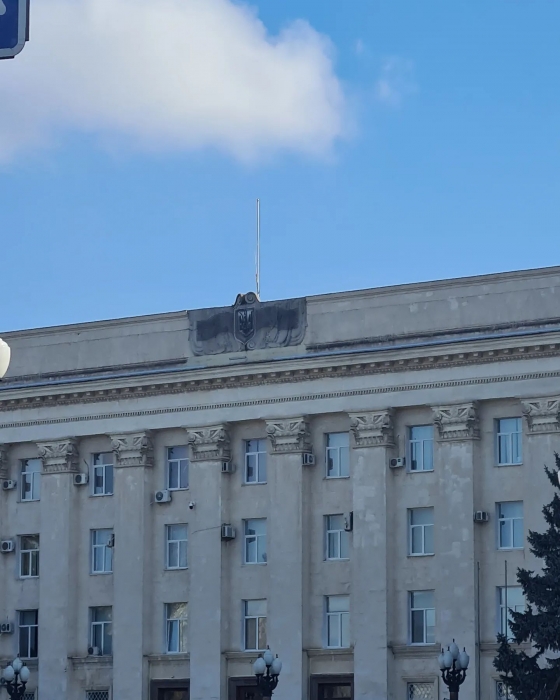 В Херсоне захватчики сняли флаг Украины со здания ОГА