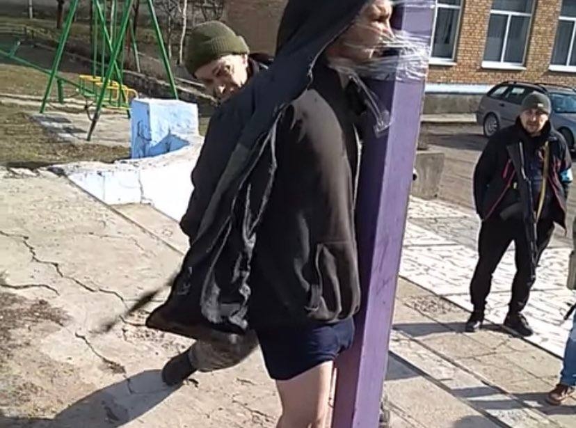 В Николаевской области мародера привязали к столбу и отхлестали ремнем (видео)