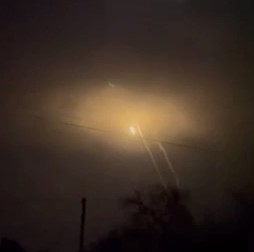 Появилось видео, как со стороны Херсона на Николаев летят ракеты