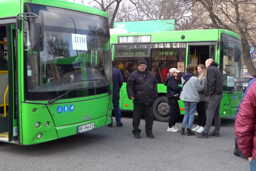 «Не задерживайтесь там!»: мэр Сенкевич показал, как из города эвакуируют николаевцев