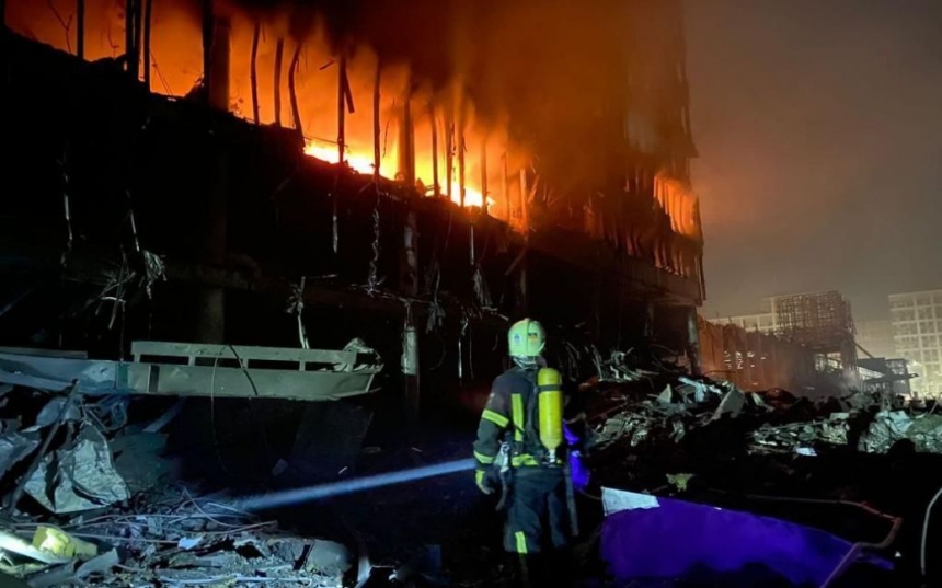Обстрел торгового центра в Киеве: четверо человек погибли (видео)