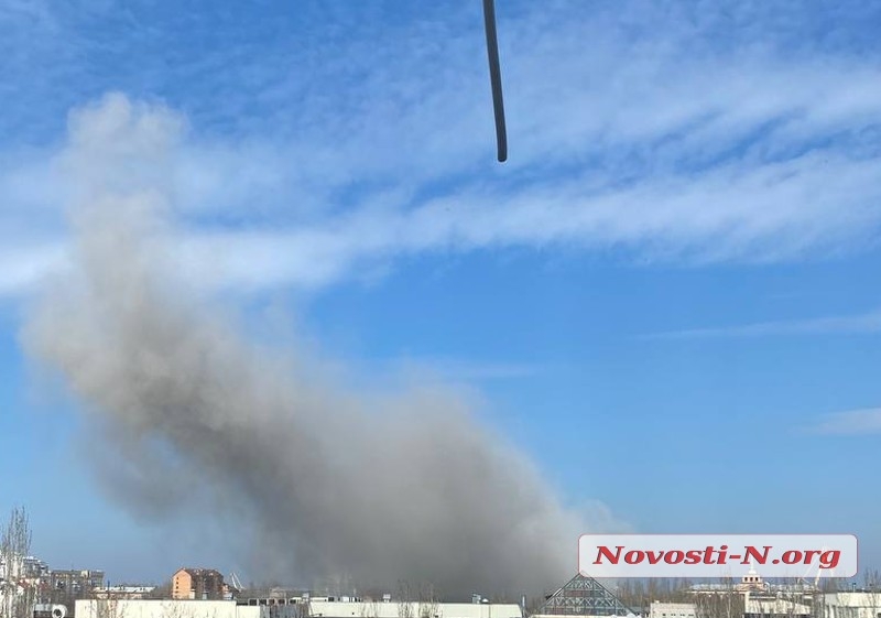 В Николаеве снова слышны взрывы — над городом черный дым
