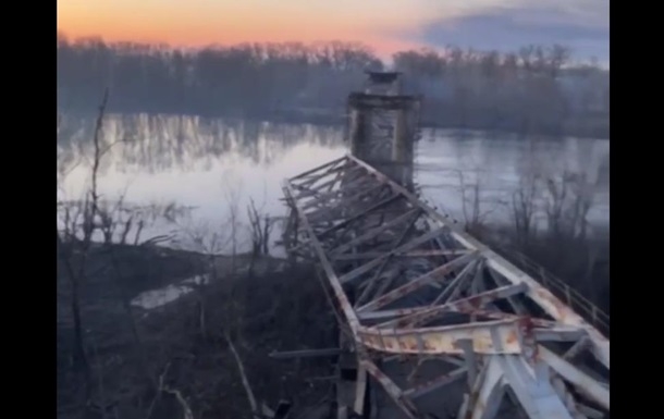 Между Киевом и Черниговом разбомбили мост (видео)