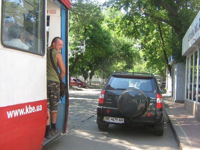 В Николаеве водитель перекрыл машиной движение транспорта и …ушел по делам