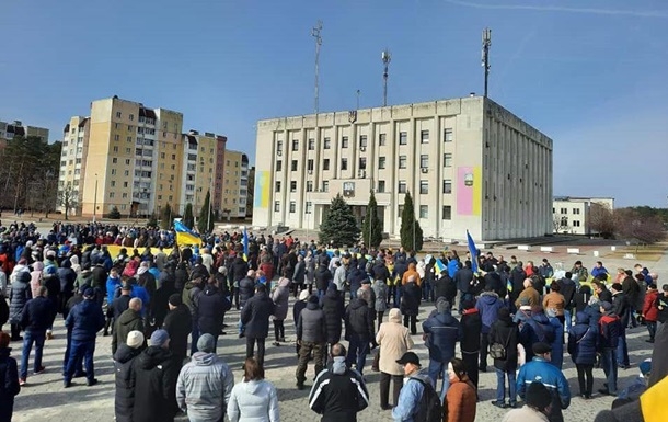 РФ вторглась в Славутич, жители вышли на протест (видео)