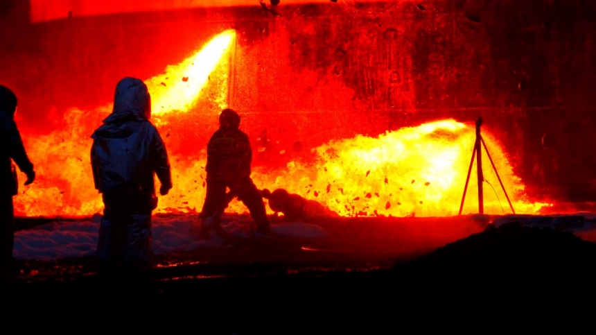 Во Львове только утром потушили масштабный пожар на складе ГСМ, возникший из-за обстрела (фото)