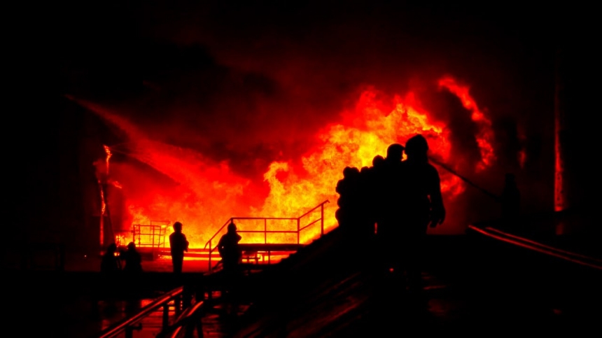 Во Львове только утром потушили масштабный пожар на складе ГСМ, возникший из-за обстрела (фото)