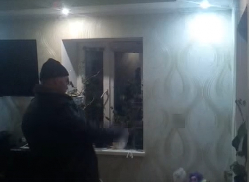 В Николаеве забравшийся в дом мародер попал на камеры видеонаблюдения (видео)