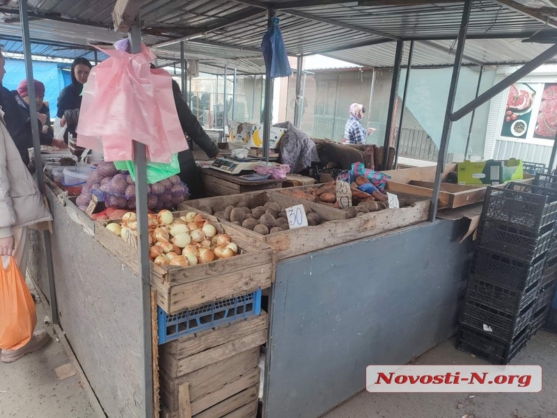 Молочный павильон пуст, мяса почти нет, цены «кусаются»: репортаж с рынка в Николаеве