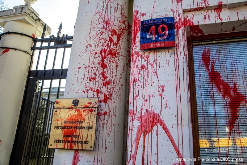 В Варшаве здание посольства РФ окропили «кровью»
