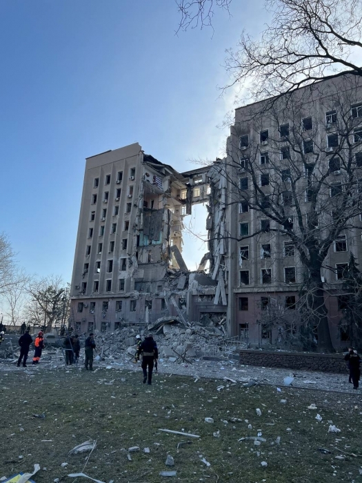 Из-под завалов здания Николаевской ОГА уже деблокировали 1 погибшего и 18 пострадавших