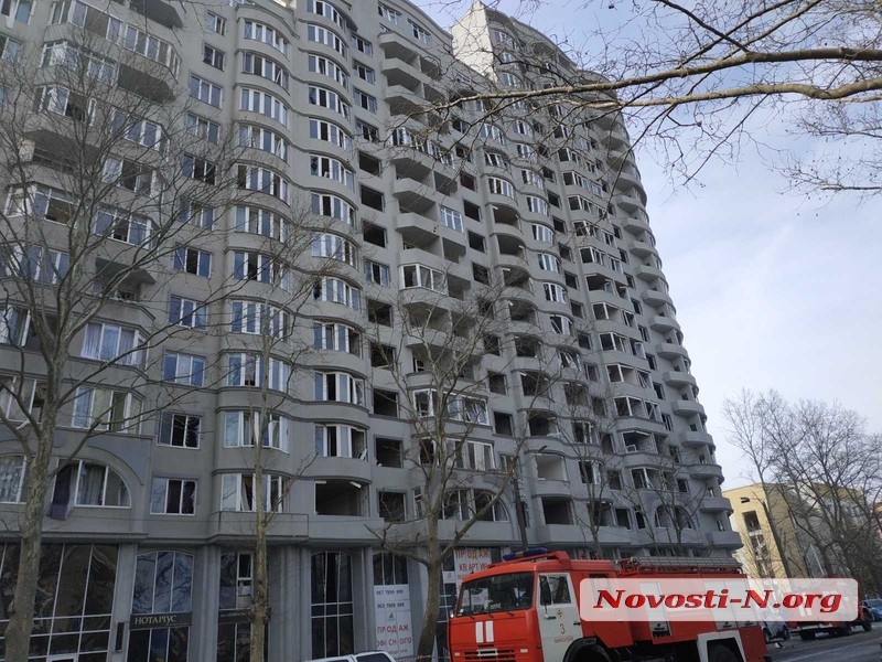 Последствия обстрела центра Николаева (фото, видео)