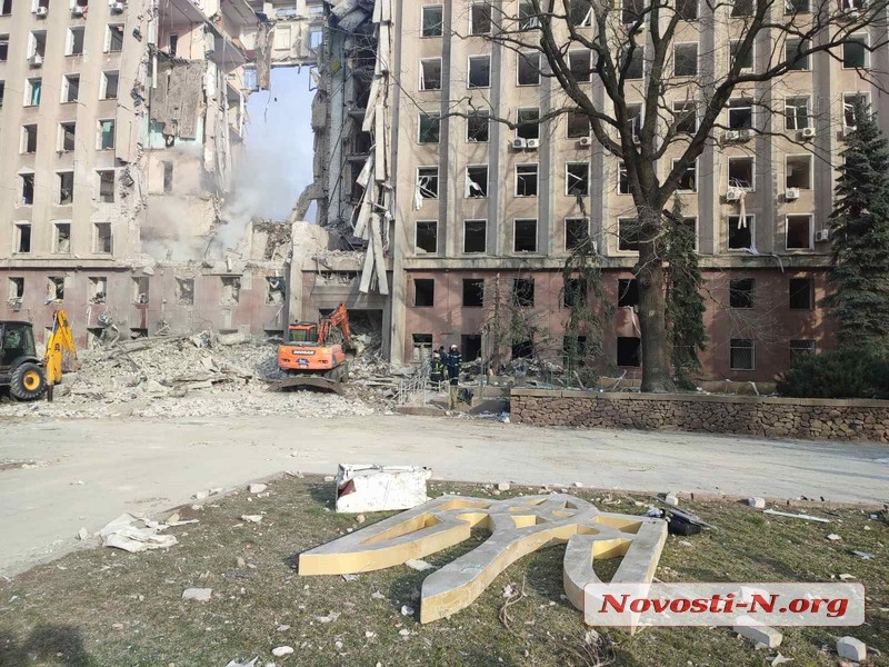 Спасательные работы в Николаевской ОГА продолжаются: репортаж (фото, видео)