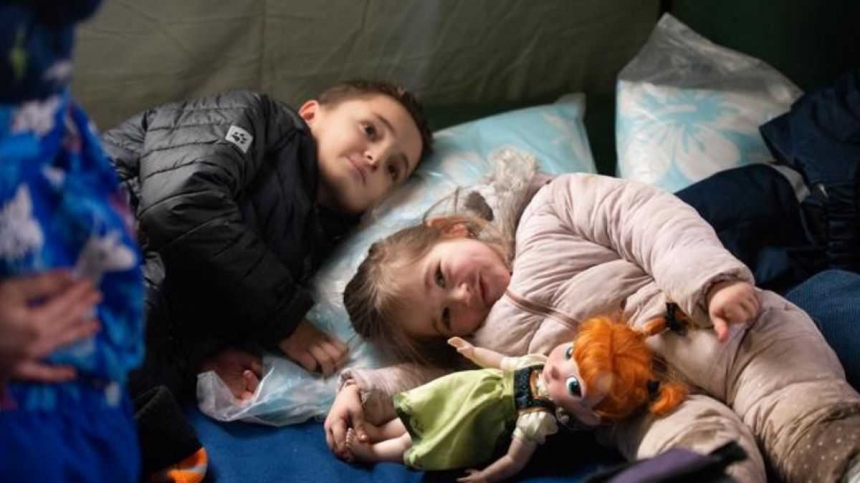 Сколько украинских детей были вынуждены покинуть родные дома