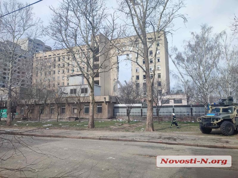 Обстрел здания ОГА в Николаеве: погибли две сотрудницы хозсуда, еще одной оторвало ногу