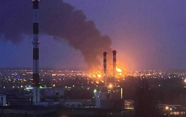 В Белгороде горит нефтебаза, российские власти утверждают, что был авиаудар ВСУ (видео)