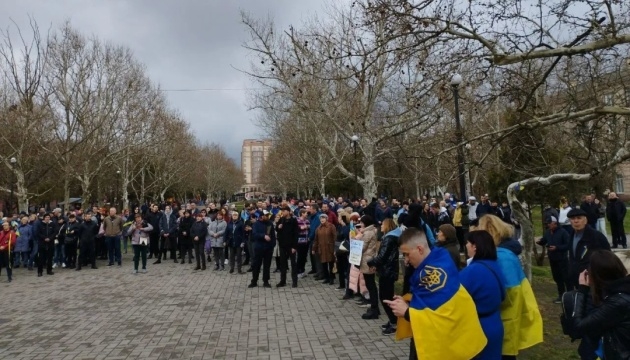 Жители Херсона вышли на мирный митинг против российской агрессии