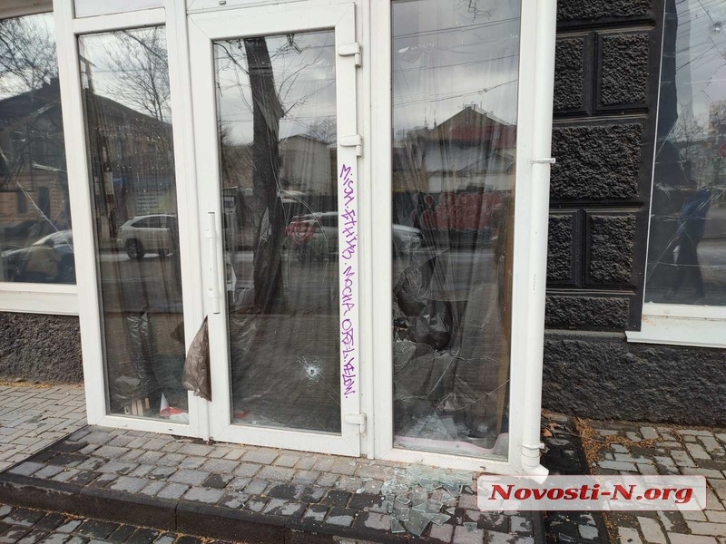 Ракетный обстрел Николаева: осколки побили стекла окон и деревья (фото)