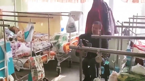 Вакарчук в больнице Николаева спел пострадавшим от обстрелов женщинам, что «Все буде добре» (видео)