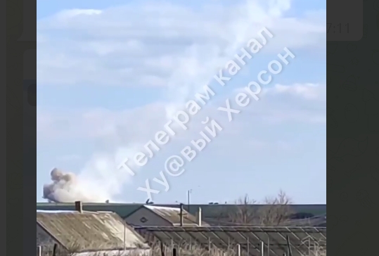 Появилось видео, как захватчики выпускали ракеты со стороны Херсона в направлении Николаева