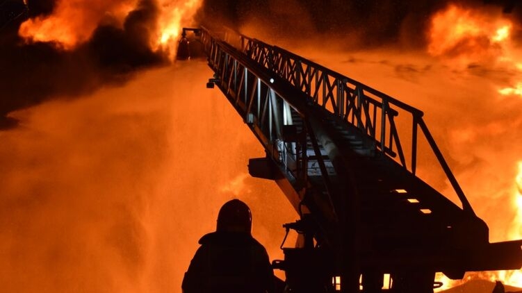 В Днепропетровской области войска РФ ночью разбомбили нефтебазу и завод