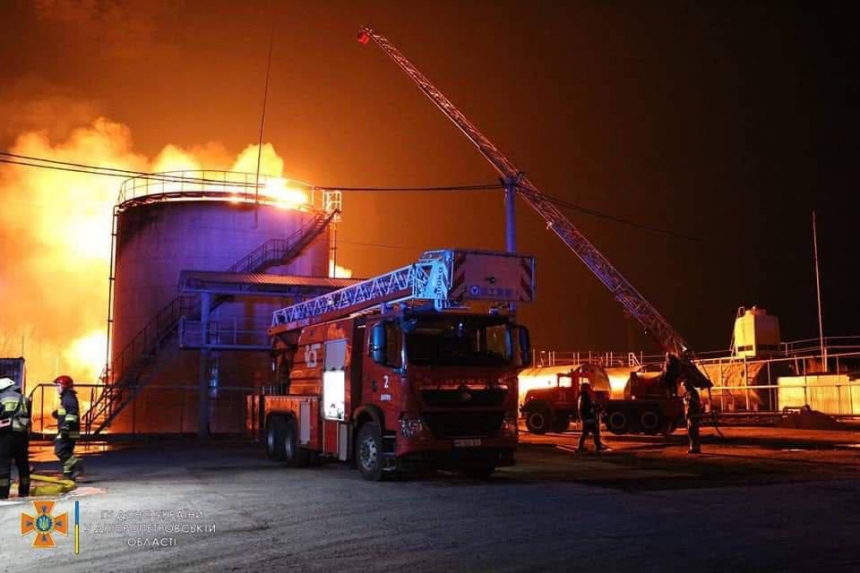 Ракетный обстрел в Днепропетровской области: масштабный пожар ликвидирован, но завод уничтожен (фото)