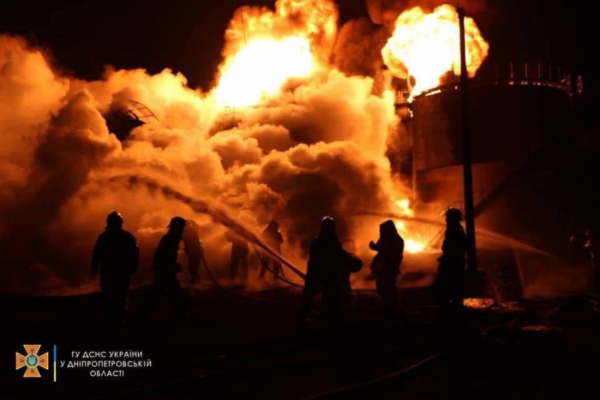 Ракетный обстрел в Днепропетровской области: масштабный пожар ликвидирован, но завод уничтожен (фото)