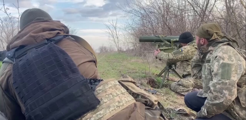 «Это вам за Николаев!»: николаевские патрульные с бойцами ВСУ подбили вражеский танк (видео)