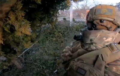Азов уничтожил технику и пехоту оккупантов в Мариуполе (видео)