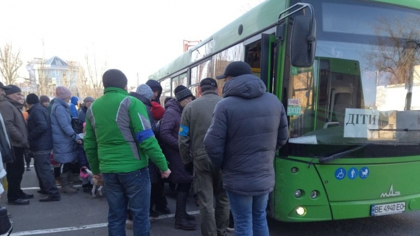 Из Николаева коммунальными автобусами эвакуировали 7,5 тысяч жителей: всего выехало 35% населения
