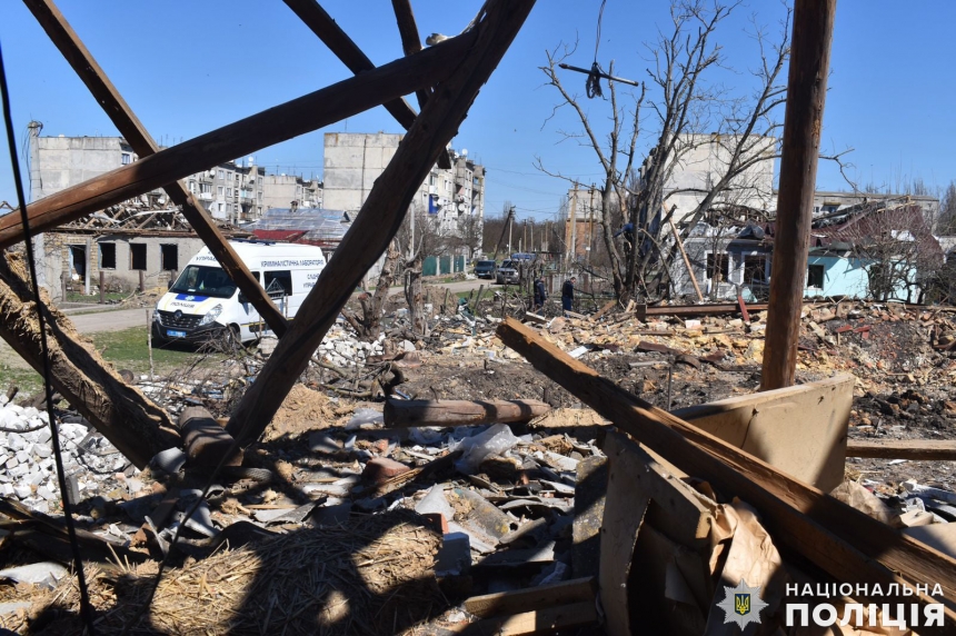 Николаевские полицейские показали результаты бомбежки Баштанки: ущерб и количество раненых устанавливают