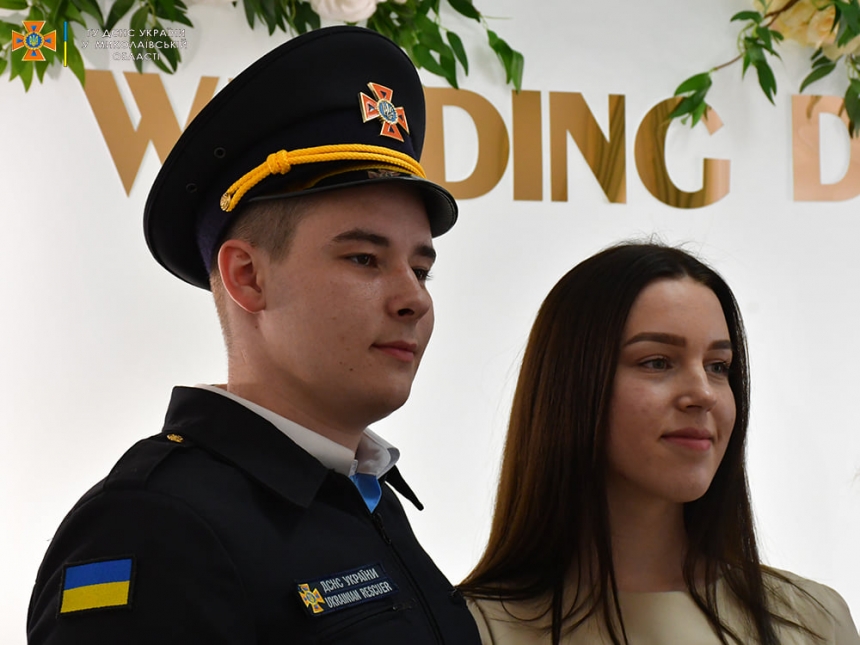Любовь во время войны: в Николаеве в один день патрульный и спасатель женились на двух сестрах