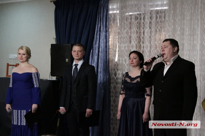 Артисты Николаевского театра спели переселенцам песни и послали «русский корабль»