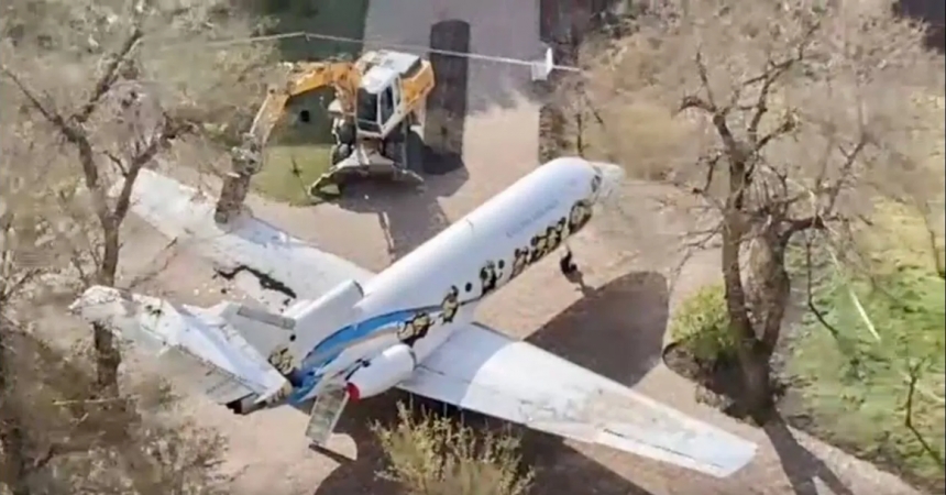В Одессе с постамента демонтировали декорационный самолет: оккупанты могут перепутать с боевым (видео)