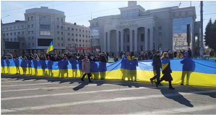 Оккупанты начали усиленную зачистку Херсона от украинских волонтеров и активистов, - СМИ