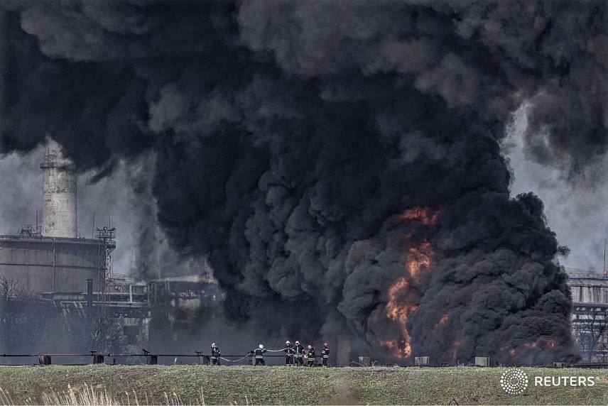 Апокалиптические фото из Лисичанска: взорвали нефтезавод