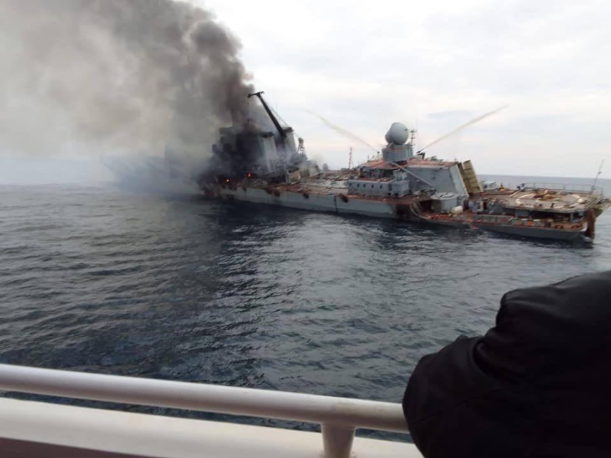 Появились фото горящего крейсера «Москва» (видео)