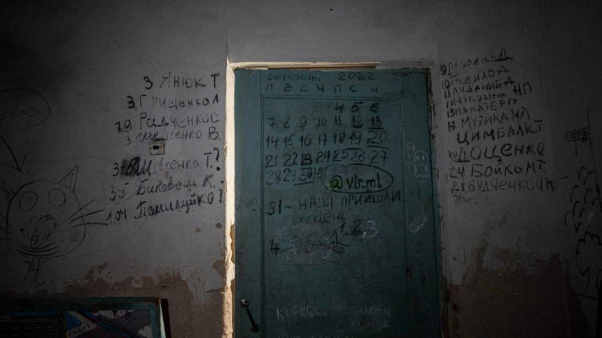 Жители Ягодного на стенах подвала писали имена погибших / Evgeniy Maloletka / AP