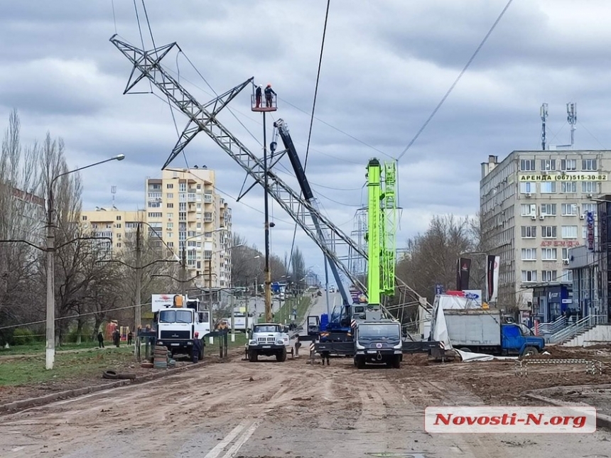 Электроопору, нависшую после обстрелов над проезжей частью в Николаеве, обещают поднять за два дня