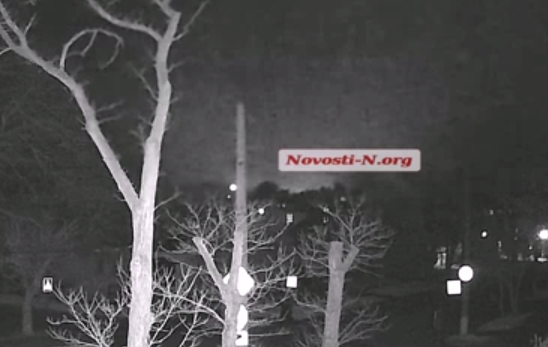 Вечерний обстрел Николаева сняла камера уличного наблюдения (видео)