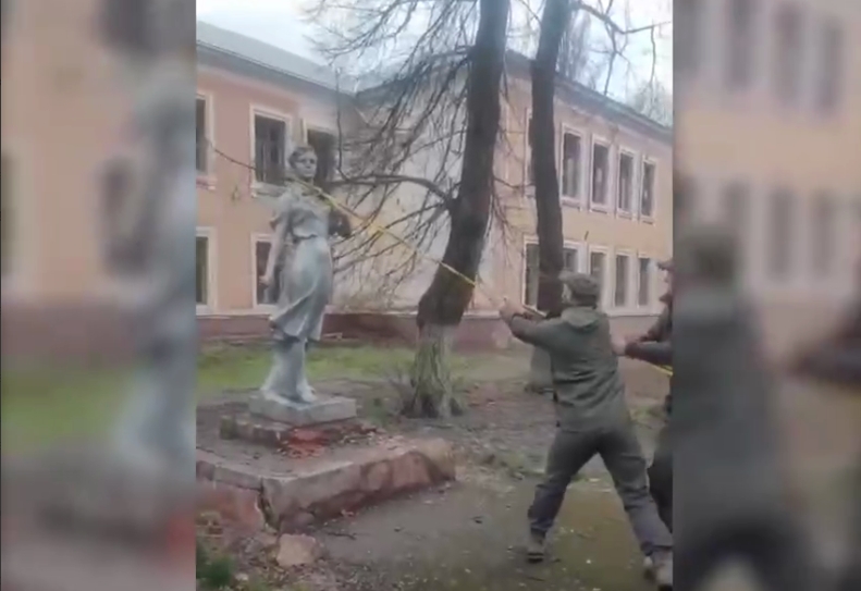 В Чернигове снесли памятник Зое Космодемьянской (видео)