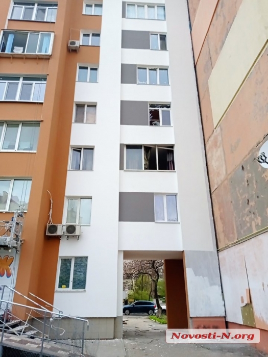 Последствия обстрела Николаева: выбиты окна в десятках многоэтажек, уничтожено кафе (фото, видео)