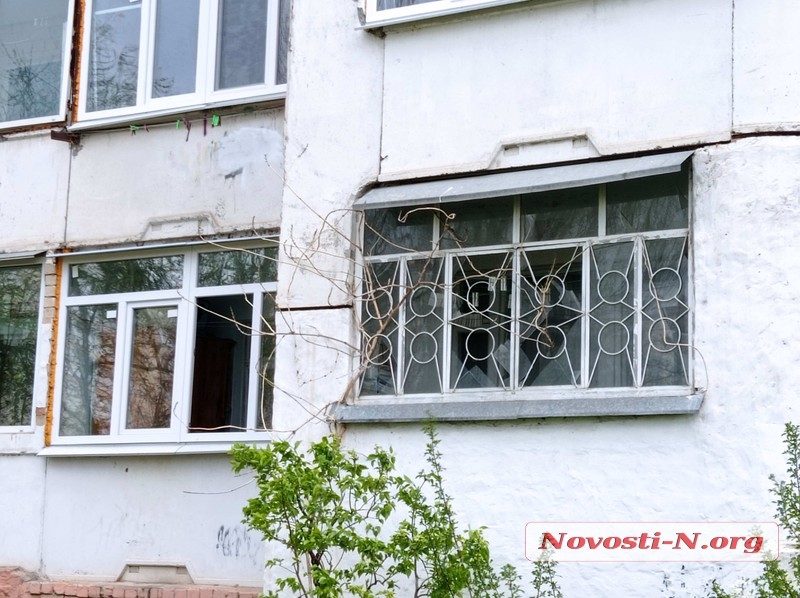 Последствия обстрела Николаева: выбиты окна в десятках многоэтажек, уничтожено кафе (фото, видео)
