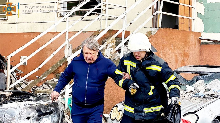 Обстрел многоэтажки в Одессе: пожар ликвидирован, разбор завалов продолжается (фото, видео)