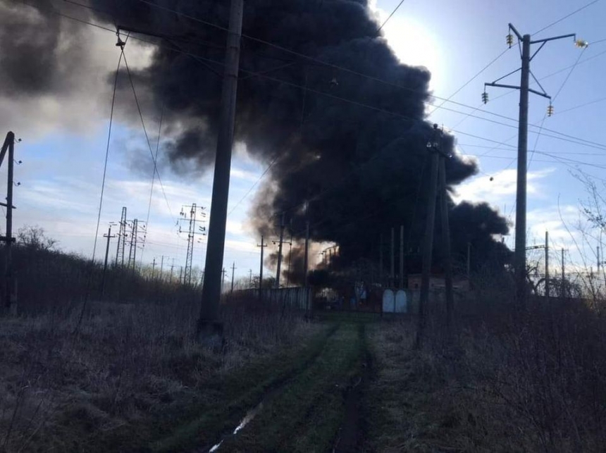 Во Львовской области вражеская ракета прилетела на тяговую подстанцию железной дороги «Красное» (видео)