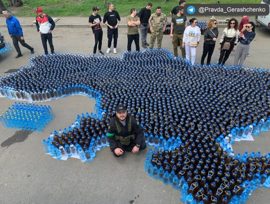 Одесситы собрали  для Николаева тонны воды: бутылки выставили в виде карты Украины (фото)